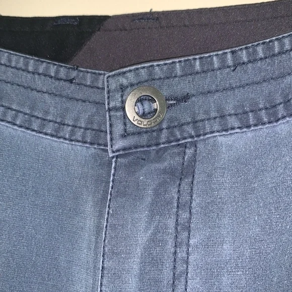 Volcom 32 Blue Gray Flat Front Surf & Turf 4 way stretch shorts - Picture 2 of 10